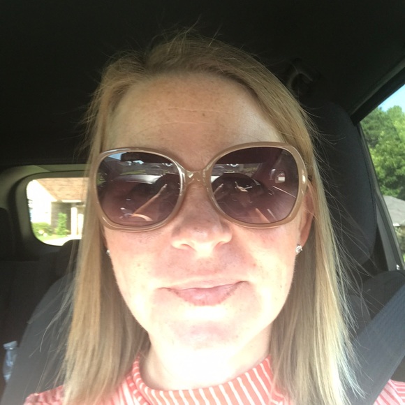 Meet your Posher, Melissa - Picture 1 of 1